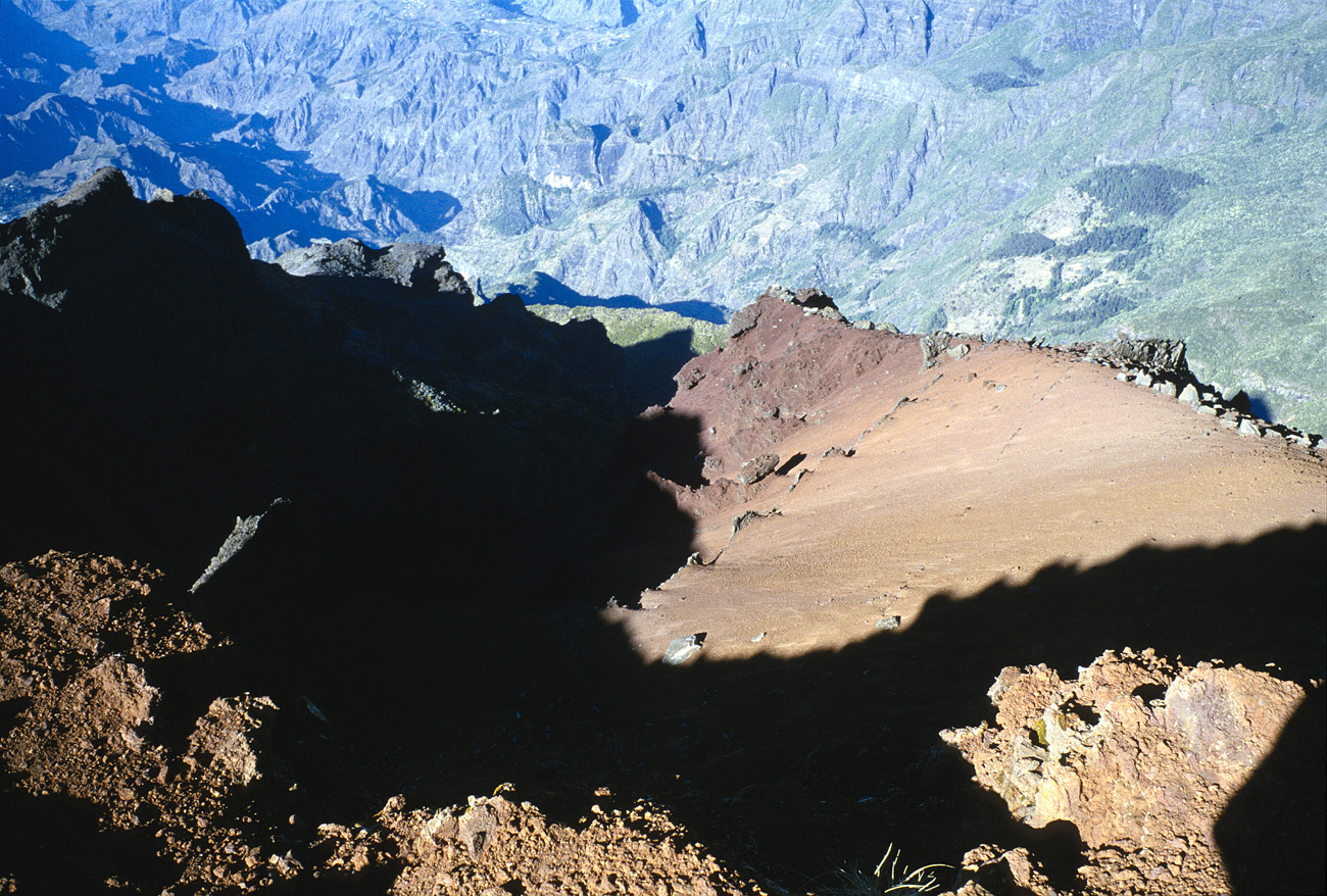 reu96_041 vue cirque cilaos.jpg - Piton des Neiges, nov-96 sommet ombres et lumière de l'à-pic donnant sur le cirque de Cilaos  Elite Chrome 100